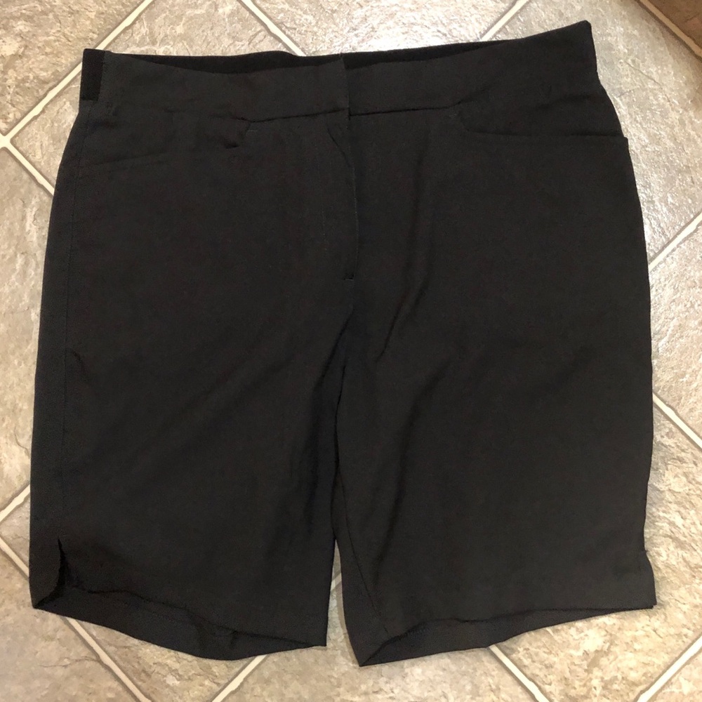 Women’s Black Knit Shorts
Puma Golf/Athletic Shorts
Size L
EUC